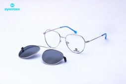 Unisex, silver metallic frame, enhanced with a blue detail, and temples with blue temple tips.