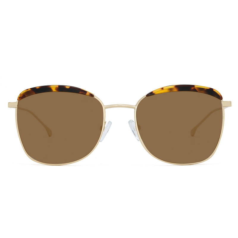 Gold toned metallic frame and temples with brown tartaruga acetate detail on the front and brown color polarized lenses