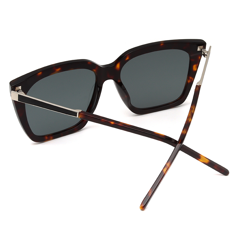 Brown tartaruga, acetate, frame and temples, with light smoke color polarized lenses, for 100% UV protection