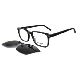 Classic frame in shiny black color, accompanied by a smoke grey polarized mask
